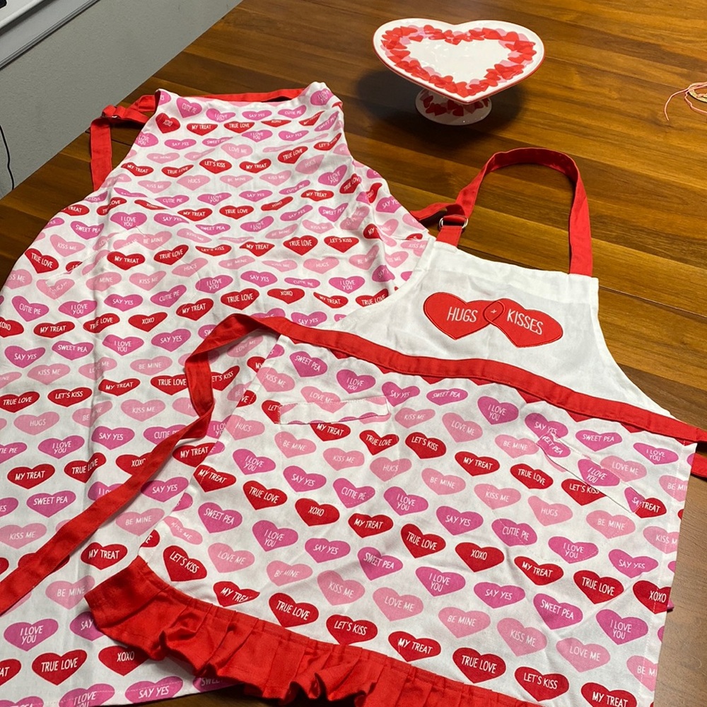 Mommy and Me Matching Valentine Aprons NWOT